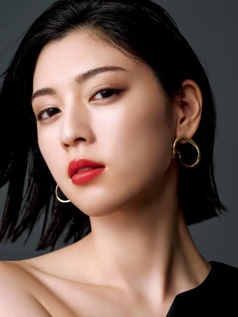 パーソナルカラーブルベ冬の芸能人、ウィンター、三吉彩花、モデル